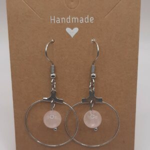 boucles d'oreilles petit anneaux avec une perle en quartz rose