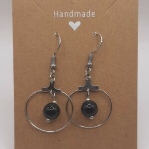 Boucles d'oreilles anneau une perle d'onyx noire