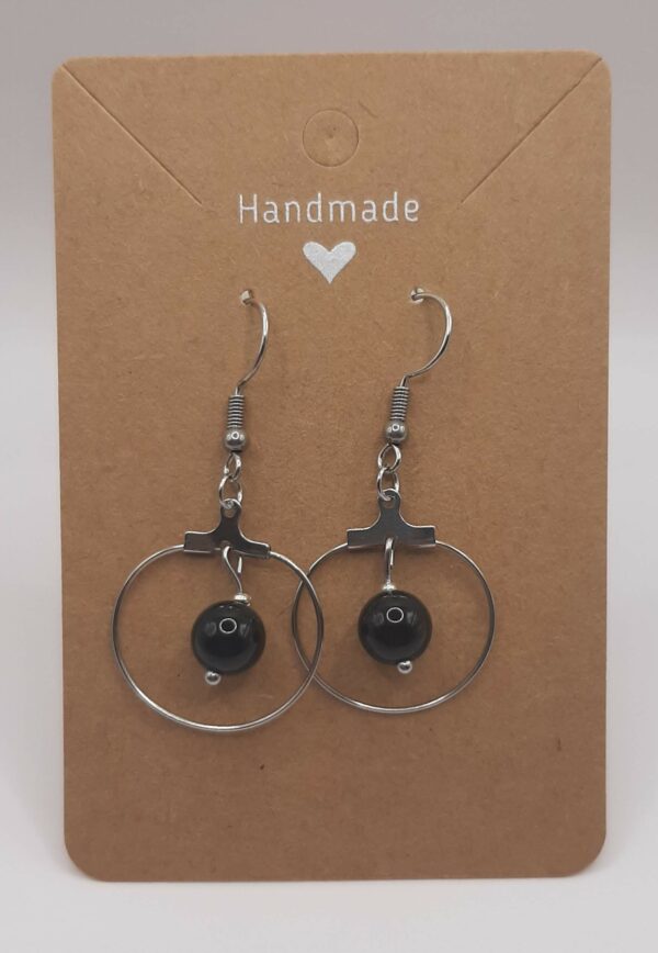 Boucles d'oreilles anneau une perle d'onyx noire